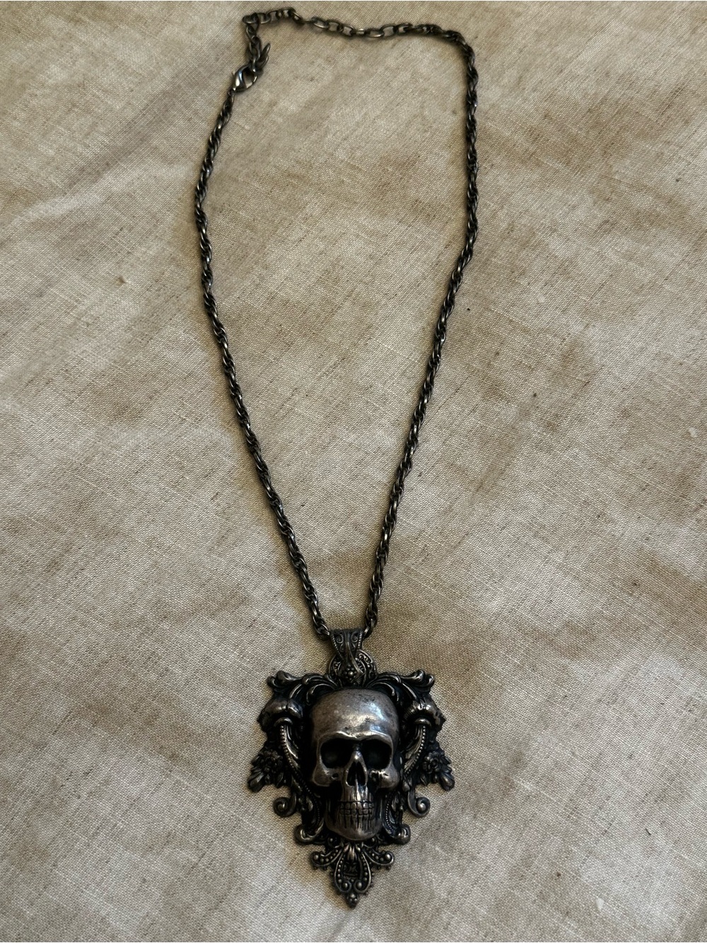 Antique Style Silver-toned Victorian Ornate Skull Pendant Necklace Gothic